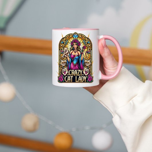 Elegante Vrouw Holding Kitten Met Omliggende Katte Mok