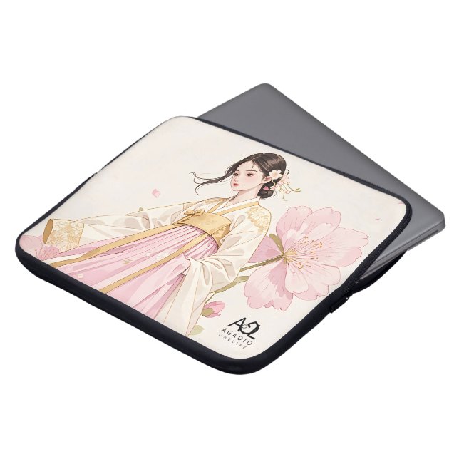Elegante vrouw in gouden hanbok met kersenbloesem laptop sleeve (Voorkant top)