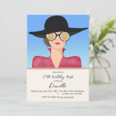 Elegante vrouw in verjaardagszonnebril kaart (Staand voorkant)