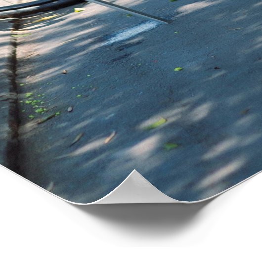 Elegante vrouw met fiets en bloemen in Natuur Poster (Hoek)