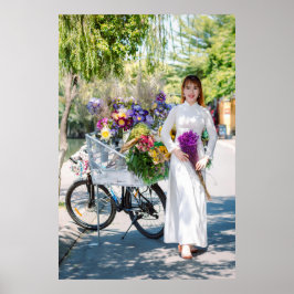 Elegante vrouw met fiets en bloemen in Natuur Poster