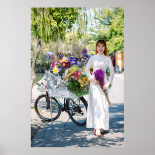 Elegante vrouw met fiets en bloemen in Natuur Poster