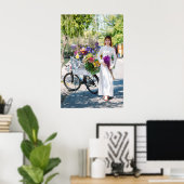 Elegante vrouw met fiets en bloemen in Natuur Poster (Thuiskantoor)