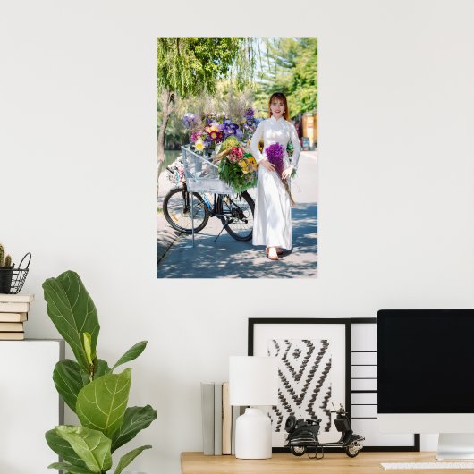 Elegante vrouw met fiets en bloemen in Natuur Poster (Thuiskantoor)