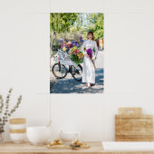 Elegante vrouw met fiets en bloemen in Natuur Poster (Keuken)