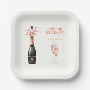 Elegante vrouw met knallende champagnefles pensioe papieren bordje
