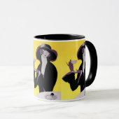 Elegante vrouw uit het verleden drinkt thee tijden mok (Voorkant rechts)