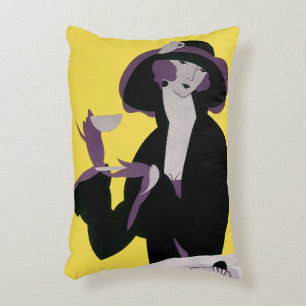 Elegante vrouw uit vroeger tijden drinkt thee tijd accent kussen