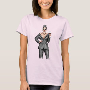 Elegante vrouwelijke baas in grijze powerpak met r t-shirt