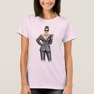Elegante vrouwelijke baas in grijze powerpak met r t-shirt