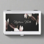 Elegante vrouwelijke bloemtypografie monogram visitekaarthouder<br><div class="desc">Introductie van onze Elegant Feminine Floral Typography Business Card Case - een verfijnd en stijlvol accessoire om uw professionele identiteit met gratie te dragen. Deze kaart hoesje combineert delicate bloemmotieven naadloos met elegante typografie, waardoor een verfijnde en vrouwelijke look ontstaat. De subtiele bloemenelementen voegen een vleugje charme toe, waardoor het...</div>