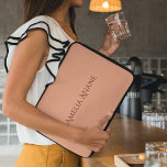 Elegante Vrouwelijke Blush Roze & Donkerrood Typog Laptop Sleeve<br><div class="desc">Een elegante, vrouwelijke laptophoes met blush roze en donkerrode typografie. Het sleeve heeft een zacht blush roze achtergrond met stijlvolle donkerrode tekst, waardoor een chique en moderne look ontstaat. De typografie is verfijnd en verfijnd en voegt een persoonlijke touch toe aan het ontwerp. Deze laptophoes beschermt uw toestel en straalt...</div>