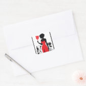 Elegante vrouwelijke silhouette in rode jurk met m vierkante sticker (Envelop)