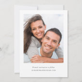 Elegante Wapeninitialen Foto Bruiloft Save The Date (Achterkant)
