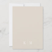 Elegante warme beige monogram trouw kaart (Achterkant)