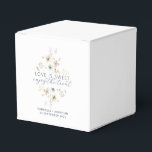 Elegante Waterverf Bloemenliefde is een lieve brui Bedankdoosjes<br><div class="desc">Verras uw bruiloftsgasten met deze elegante bloemenwelkomstdoos met de romantische boodschap Love is Sweet Enjoy the Treat. Deze gepersonaliseerde doos bevat de namen en trouwdatum van het paar, prachtig geaccentueerd met delicate waterverf botanische afbeeldingen en marineblauwe typografie. Ideaal voor rustieke, tuin of romantische thema bruiloften. Een charmante en gedenkwaardige touch...</div>