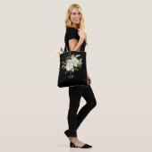 Elegante Waterverf Bloemenmonogram op zwart Tote Bag (Op model)