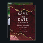 Elegante Waterverf Bourgogne Marble Geode Foto Save The Date<br><div class="desc">Moderne Elegante Waterverf Bourgogne en Gouden Marmeren Agaat Geode Save The Date Kaart - Foto Terug</div>