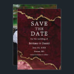 Elegante Waterverf Bourgogne Marble Geode Foto Save The Date<br><div class="desc">Moderne Elegante Waterverf Bourgogne en Gouden Marmeren Agaat Geode Save The Date Kaart - Foto Terug</div>