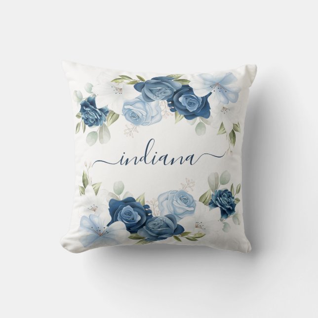 Elegante Waterverf Dusty Blue Floral Monogram Kussen (Voorkant)