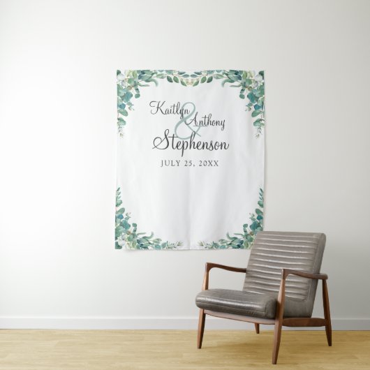 Elegante Waterverf Eucalyptus Bruiloft Foto Booth Wandkleed (In situ)