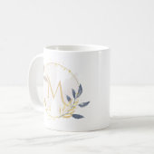 Elegante Waterverf gouden krans Monogram M Koffiemok (Voorkant links)