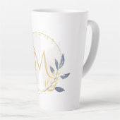 Elegante Waterverf gouden krans Monogram M Latte Mok (Rechterhoek)