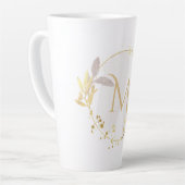 Elegante Waterverf gouden krans Monogram M Latte Mok (Linkerhoek)