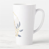 Elegante Waterverf gouden krans Monogram M Latte Mok (Rechts)