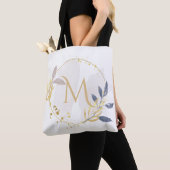 Elegante Waterverf gouden krans Monogram M Tote Bag (Dichtbij)
