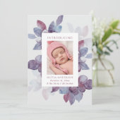 Elegante waterverf paarse bloemblaadjes geboorte aankondiging (Staand voorkant)