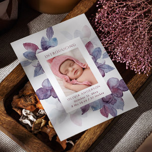 Elegante waterverf paarse bloemblaadjes geboorte aankondiging