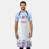 Elegante Waterverf Paarse Bloemen met Monogram Schort (Gedragen)