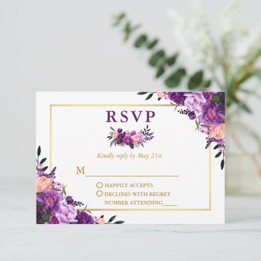 Elegante Waterverf Paarse Bloemen Trouwgoud RSVP Kaartje (Staand voorkant)