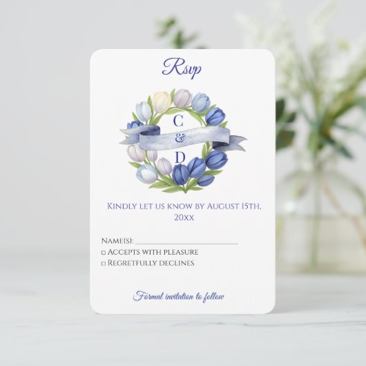 Elegante Waterverf Tulp krans bruiloft blauw ivoor RSVP Kaartje (Staand voorkant)