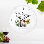 Elegante Waterverf wijnthema paar namen Grote Klok<br><div class="desc">Deze prachtige Elegante Waterverf Wine-Theme Couple Names Large Clock heeft een prachtige waterverf afbeelding van een wijnglas en wijnfles. Het is het perfecte cadeau voor een vrijgezellenfeest, jubileum of bruiloft. Personaliseer het met de namen van het paar voor een echt uniek en onvergetelijk cadeau. Het is gemakkelijk aan te passen....</div>