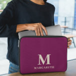 Elegante wijnrode monogram laptophoes laptop sleeve<br><div class="desc">Elegante Wine Red Monogram Laptophoes Bescherm uw laptop met deze heldere wijnrode en beige laptophoes. Personaliseer het eenvoudig met uw eigen naam ( of een andere naam) door op de knop "PERSONALISEER DEZE SJABLOON" te klikken. Deze laptophoes is voor degenen die de laptop willen beschermen met een levendig kleurenpalet en...</div>