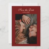 Elegante wijnrode monogram script huwelijksfoto save the date (Voorkant)