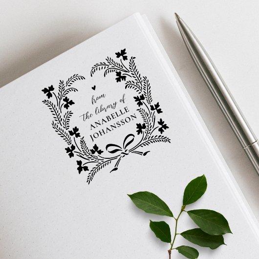 Elegante wilde bloemen bloeien uit het bibliotheek rubberstempel