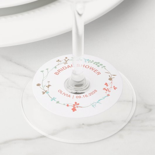 Elegante wilde bloemenkrans bruidsfeestje wijnglaslabel (Dichtbij)