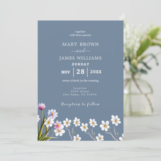 Elegante Wildflower Periwinkle bruiloft uitnodigin Kaart (Staand voorkant)