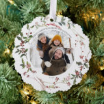 Elegante Winter Berry Vrolijk Kerstmis Foto Krans Ornament Kaart<br><div class="desc">Welkom het kerstseizoen in stijl met deze prachtige Elegante Winter Berry Merry Christmas Photo Wreath Ornament Kaart! U kunt u als cadeau label evenals een kerstkaart ornament voor uw dierbaren kerstboom. Met een prachtig waterverf winterbotanisch groen en rode bessen die een biologische feestelijke krans versieren, geeft deze natuurlijke takkrans je...</div>