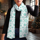 Elegante Winter Blauwgroen Sneeuwvlok Kerst Sjaal<br><div class="desc">Wikkel jezelf in vakantie-elegantie met deze prachtige chiffon-sjaal met een delicaat blauwgroen sneeuwvlokpatroon. Perfect voor het toevoegen van een feestelijke touch aan elke winteroutfit, deze lichtgewicht en ademende sjaal is ideaal voor zowel casual als formele gelegenheden. Of je nu cadeautjes geeft of het voor jezelf houdt, het tijdloze sneeuwvlokontwerp maakt...</div>