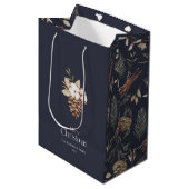 Elegante Winter Medium Gift Bag met Pinecones Cadeauzakje (Voorkant Gekanteld)