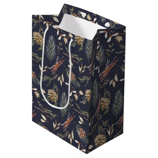 Elegante Winter Medium Gift Bag met Pinecones Medium Cadeauzakje (Voorkant Gekanteld)