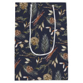 Elegante Winter Medium Gift Bag met Pinecones Medium Cadeauzakje (Achterkant)