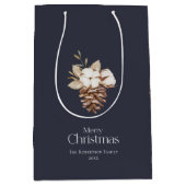 Elegante Winter Medium Gift Bag met Pinecones Medium Cadeauzakje (Voorkant)
