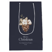 Elegante Winter Medium Gift Bag met Pinecones Medium Cadeauzakje (Achterkant)
