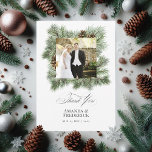 Elegante Winter Pine Christmas Wedding Foto Bedankkaart<br><div class="desc">Spreek je dankbaarheid uit met deze elegante wintertrouwfoto bedankkaart, met een prachtig lijst van waterverf dennen en dennenappels. Het ontwerp is eenvoudig maar verfijnd, met een elegante typografie die de foto van het paar aanvult. Perfect voor een kerst of vakantie-thema bruiloft, deze kaart vangt de schoonheid van het seizoen en...</div>