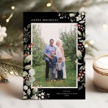 Elegante Winter Waterverf groen botanische foto Feestdagenkaart<br><div class="desc">Deze elegante vakantiefotokaart heeft een enkele verticale foto omlijst door prachtige waterverf eucalyptus, hulst en bessen op een chique zwarte achtergrond. Prettige feestdagen De bewerkbare begroeting op de voorkant zegt " De achterkant van de kaart is een coördinerend bladerpatroon, dat desgewenst kan worden verwijderd. U kunt ook een andere foto...</div>